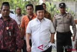 Bupati Lampung Selatan Zainudin Hasan (tengah) digiring petugas setibanya di gedung KPK, Jakarta, Jumat (27/7/2018). Zainudin Hasan terjaring Operasi Tangkap Tangan (OTT) KPK terkait dugaan suap proyek infrastruktur di Lampung Selatan. (ANTARA FOTO/Dhemas Reviyanto)