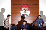 Wakil Ketua KPK Laode M Syarif (tengah) dan Saut Situmorang (kanan) bersama Juru Bicara KPK Febri Diansyah (kiri) bersiap untuk memberikan keterangan perihal operasi tangkap tangan di Lapas Sukamiskin di Gedung KPK, Jakarta, Sabtu (21/7/2018). Dalam operasi tangkap tangan tersebut, KPK menetapkan empat orang tersangka yaitu Kalapas Sukamiskin Wahid Husen, staf Lapas Hendri Saputra sebagai penerima suap, Fahmi Darmawansyah terpidana korupsi, dan Andri Rahmad terpidana umum sebagai pemberi suap. Dengan barang bukti berupa uang senilai Rp279.920.000 dan USD 1.410, serta satu unit mobil Mitsubishi Triton Exceed dan satu Unit Mitsubishi Pajero Sport Dakkar. (ANTARA FOTO/Rivan Awal Lingga)
