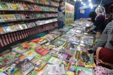 Warga memilih buku bacaan saat diselenggarakannya pasar rakyat di Desa Paron, Kediri, Jawa Timur, Selasa (10/7) malam. Sejumlah pedagang menyajikan ratusan judul buku bermutu dengan harga rata-rata Rp10.000 untuk tiga buku. Antara Jatim/Prasetia Fauzani/mas/18.