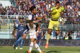 Pesepakbola Arema FC,Hamka Hamzah (kiri) berebut bola dengan pesepakbola PS TIRA Alexandar Rakic (tengah) dan penjaga gawang Syahrul Trisna Fadillah (kanan) dalam pertandingan LIGA I GOJEK di Stadion Kanjuruhan, Malang, Jawa Timur, Minggu (15/7).PS TIRA mengimbangi Arema FC dengan skor 2-2. Antara Jatim/Ari Bowo Sucipto/mas/18.