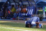 Pesepakbola Arema FC, Rivaldi Bawuo melakukan selebrasi dengan bersujud usai mencetak gol di gawang PS TIRA dalam pertandingan LIGA I GOJEK di Stadion Kanjuruhan, Malang, Jawa Timur, Minggu (15/7).PS TIRA mengimbangi Arema FC dengan skor 2-2. Antara Jatim/Ari Bowo Sucipto/mas/18.