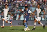 Pesepakbola Arema FC, Rivaldi Bawuo (tengah) berusaha melewati hadangan dua pesepakbola PS TIRA, Ganjar Mukti (kanan) dan Ryan Wiradinata (kiri) dalam pertandingan LIGA I GOJEK di Stadion Kanjuruhan, Malang, Jawa Timur, Minggu (15/7).PS TIRA mengimbangi Arema FC dengan skor 2-2. Antara Jatim/Ari Bowo Sucipto/mas/18.