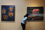 Warga mengamati karya seni rupa yang dipajang pada pameran 'No Limit No Fear' di Galeri Paviliun, House of Sampoerna, Surabaya, Jawa Timur, Rabu (11/7). Sejumlah seniman muda dari Forum Aliansi memamerkan 31 karya seni rupanya sampai 11 Agustus 2018 di galeri itu. Antara Jatim/Didik Suhartono/mas/18.