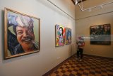 Warga mengamati karya seni rupa yang dipajang pada pameran 'No Limit No Fear' di Galeri Paviliun, House of Sampoerna, Surabaya, Jawa Timur, Rabu (11/7). Sejumlah seniman muda dari Forum Aliansi memamerkan 31 karya seni rupanya sampai 11 Agustus 2018 di galeri itu. Antara Jatim/Didik Suhartono/mas/18.