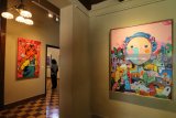 Warga mengamati karya seni rupa yang dipajang pada pameran 'No Limit No Fear' di Galeri Paviliun, House of Sampoerna, Surabaya, Jawa Timur, Rabu (11/7). Sejumlah seniman muda dari Forum Aliansi memamerkan 31 karya seni rupanya sampai 11 Agustus 2018 di galeri itu. Antara Jatim/Didik Suhartono/mas/18.