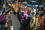Sejumlah peserta mengikuti Parade Budaya pra event Asian Games 2018 di Bandung, Jawa Barat, Minggu (8/7). Kegiatan yang diiinisiasi Unversitas Padjajaran tersebut bertujuan untuk memperkenalkan budaya dari 46 peserta Asian Games 2018 serta mensosialisasikan even olahraga se-asia tersebut. ANTARA JABAR/Novrian Arbi/agr/18