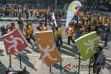 Sejumlah peserta mengikuti Parade Budaya pra event Asian Games 2018 di Bandung, Jawa Barat, Minggu (8/7). Kegiatan yang diiinisiasi Unversitas Padjajaran tersebut bertujuan untuk memperkenalkan budaya dari 46 peserta Asian Games 2018 serta mensosialisasikan even olahraga se-asia tersebut. ANTARA JABAR/Novrian Arbi/agr/18