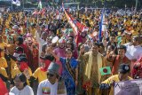 Sejumlah peserta mengikuti Parade Budaya pra event Asian Games 2018 di Bandung, Jawa Barat, Minggu (8/7). Kegiatan yang diiinisiasi Unversitas Padjajaran tersebut bertujuan untuk memperkenalkan budaya dari 46 peserta Asian Games 2018 serta mensosialisasikan even olahraga se-asia tersebut. ANTARA JABAR/Novrian Arbi/agr/18