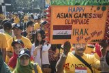 Sejumlah peserta mengikuti Parade Budaya pra event Asian Games 2018 di Bandung, Jawa Barat, Minggu (8/7). Kegiatan yang diiinisiasi Unversitas Padjajaran tersebut bertujuan untuk memperkenalkan budaya dari 46 peserta Asian Games 2018 serta mensosialisasikan even olahraga se-asia tersebut. ANTARA JABAR/Novrian Arbi/agr/18