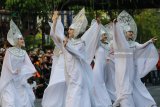 Peserta dari negara Rusia menampilkan kelihaiannya menari pada parade lintas budaya di Jalan Tunjungan Surabaya, Jawa Timur, Minggu (15/7). Kegiatan itu merupakan rangkaian Surabaya Cross Culture International Folk and Art Festival 2018 yang diikuti oleh 10 negara dan tiga kota dari Indonesia. Antara Jatim/Didik Suhartono/18.