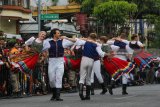 Warga menyaksikan penampilan peserta dari negara Jerman pada parade lintas budaya di Jalan Tunjungan Surabaya, Jawa Timur, Minggu (15/7). Kegiatan itu merupakan rangkaian Surabaya Cross Culture International Folk and Art Festival 2018 yang diikuti oleh 10 negara dan tiga kota dari Indonesia. Antara Jatim/Didik Suhartono/mas/18.