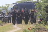 Tim Jihandak Brimob Polda Jabar melakukan pengamanan lokasi penemuan bahan peledak yang diduga dibuang tersangka penyerangan Mapolres Indramayu, Jawa Barat, Minggu (15/7). Polisi berhasil mengamankan dua tersangka penyerangan Mapolres Indramayu. ANTARA JABAR/Dedhez Anggara/agr/18.
