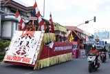 Sejumlah peserta dari Provinsi Kalimantan Barat mengikuti pawai karnaval Pesta Paduan Suara Gerejawi (Pesparawi) Nasional ke-XII di Pontianak, Minggu (29/7). Karnaval yang diikuti peserta dari 34 provinsi se-Indonesia tersebut, bertujuan untuk menyemarakkan perhelatan Pesparawi Nasional yang digelar dari 28 Juli hingga 3 Agustus 2018 mendatang. ANTARA FOTO/Jessica Helena Wuysang/18