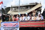 Sejumlah peserta dari Provinsi Sulawesi Barat mengikuti pawai karnaval Pesta Paduan Suara Gerejawi (Pesparawi) Nasional ke-XII di Pontianak, Minggu (29/7). Karnaval yang diikuti peserta dari 34 provinsi se-Indonesia tersebut, bertujuan untuk menyemarakkan perhelatan Pesparawi Nasional yang digelar dari 28 Juli hingga 3 Agustus 2018 mendatang. ANTARA FOTO/Jessica Helena Wuysang/18