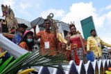 Sejumlah peserta dari Provinsi DI Yogyakarta mengikuti pawai karnaval Pesta Paduan Suara Gerejawi (Pesparawi) Nasional ke-XII di Pontianak, Minggu (29/7). Karnaval yang diikuti peserta dari 34 provinsi se-Indonesia tersebut, bertujuan untuk menyemarakkan perhelatan Pesparawi Nasional yang digelar dari 28 Juli hingga 3 Agustus 2018 mendatang. ANTARA FOTO/Jessica Helena Wuysang/18