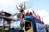 Sejumlah peserta dari Provinsi Banten mengikuti pawai karnaval Pesta Paduan Suara Gerejawi (Pesparawi) Nasional ke-XII di Pontianak, Minggu (29/7). Karnaval yang diikuti peserta dari 34 provinsi se-Indonesia tersebut, bertujuan untuk menyemarakkan perhelatan Pesparawi Nasional yang digelar dari 28 Juli hingga 3 Agustus 2018 mendatang. ANTARA FOTO/Jessica Helena Wuysang/18