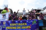 Sejumlah peserta dari Provinsi DKI Jakarta mengikuti pawai karnaval Pesta Paduan Suara Gerejawi (Pesparawi) Nasional ke-XII di Pontianak, Minggu (29/7). Karnaval yang diikuti peserta dari 34 provinsi se-Indonesia tersebut, bertujuan untuk menyemarakkan perhelatan Pesparawi Nasional yang digelar dari 28 Juli hingga 3 Agustus 2018 mendatang. ANTARA FOTO/Jessica Helena Wuysang/18