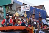 Sejumlah peserta dari Provinsi Sumatra Selatan mengikuti pawai karnaval Pesta Paduan Suara Gerejawi (Pesparawi) Nasional ke-XII di Pontianak, Minggu (29/7). Karnaval yang diikuti peserta dari 34 provinsi se-Indonesia tersebut, bertujuan untuk menyemarakkan perhelatan Pesparawi Nasional yang digelar dari 28 Juli hingga 3 Agustus 2018 mendatang. ANTARA FOTO/Jessica Helena Wuysang/18