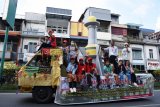 Sejumlah peserta dari Provinsi Sulawesi Tenggara mengikuti pawai karnaval Pesta Paduan Suara Gerejawi (Pesparawi) Nasional ke-XII di Pontianak, Minggu (29/7). Karnaval yang diikuti peserta dari 34 provinsi se-Indonesia tersebut, bertujuan untuk menyemarakkan perhelatan Pesparawi Nasional yang digelar dari 28 Juli hingga 3 Agustus 2018 mendatang. ANTARA FOTO/Jessica Helena Wuysang/18