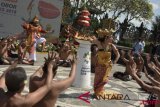 Penari mementaskan tari Kecak di sekitar mini kaldron saat pawai obor (torch relay) Asian Games 2018 di Monumen Bajra Sandhi, Renon, Denpasar, Bali, Selasa (24/7/2018). Pawai Obor Asian Games 2018 di Pulau Dewata melintasi sejumlah lokasi antara lain Monumen Bajra Sandhi, Istana Kepresidenan Tampaksiring dan beberapa objek wisata di sejumlah kota/kabupaten. (ANTARA /Fikri Yusuf)