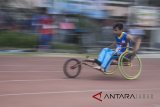 Atlet Pelajar penyandang disabilitas asal Kabupaten Sukabumi, Nendang berlomba dengan waktu saat mengikuti cabang atletik lari kursi roda nomor 100 meter Pekan Paralimpik Pelajar Daerah (Pepaperda) II 2018 Jabar, Bandung, Jawa Barat, Selasa (24/7). Ajang olahraga khusus pelajar penyandang disabilitas tersebut diikuti sedikitnya 248 atlet dari 25 Kabupaten Kota se Jawa Barat dengan mempertandingankan lima cabang olahraga yakni, Atletik, Catur, Bulutangkis, renang dan tenis meja. ANTARA JABAR/Novrian Arbi/agr/18