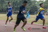 Atlet Pelajar penyandang disabilitas klasifikasi tunadaksa bertanding untuk cabang atletik lari nomor 100 meter pada Pekan Paralimpik Pelajar Daerah (Pepaperda) II 2018 Jabar, Bandung, Jawa Barat, Selasa (24/7). Ajang olahraga khusus pelajar penyandang disabilitas tersebut diikuti sedikitnya 248 atlet dari 25 Kabupaten Kota se Jawa Barat dengan mempertandingankan lima cabang olahraga yakni, Atletik, Catur, Bulutangkis, renang dan tenis meja. ANTARA JABAR/Novrian Arbi/agr/18