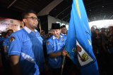 Ketua Dewan Pengurus Daerah (DPD) KomiteNasional Pemuda Indonesia (KNPI) Jawa Timur terpilih yang juga Wakil Bupati Trenggalek Mochammad Nur Arifin (kanan) membawa bendera pataka KNPI disela-sela pelantikan DPD KNPI Jawa Timur periode 2018-2021 di Surabaya, Jawa Timur, Sabtu (21/7). Antara Jatim/M Risyal Hidayat/mas/18.