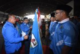 Ketua Komite Nasional Pemuda Indonesia (KNPI) pusat Muhammad Rifai Darus (kedua kiri) menyerahkan bendera pataka pada ketua KNPI Jawa Timur terpilih yang juga Wakil Bupati Trenggalek Mochammad Nur Arifin (kedua kanan) disela-sela pelantikan DPD KNPI Jawa Timur periode 2018-2021 di Surabaya, Jawa Timur, Sabtu (21/7). Antara Jatim/M Risyal Hidayat/mas/18.