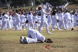 Seorang Pamong Praja Muda (PPM) angkatan XXV melakukan sujud syukur seusai upacara Kelulusan dan Pelantikan Institut Pemerintahan Dalam Negeri (IPDN) Tahun 2018, Jatinangor, Sumedang, Jawa Barat, Jumat (27/7). Presiden Joko Widodo melantik sebanyak 1.456 Pamong Praja Muda yang mana lulusan tersebut akan ditempatkan diseluruh pelosok daerah di Indonesia. ANTARA JABAR/M Agung Rajasa/agr/18.
