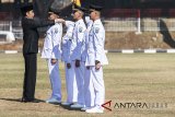 Presiden Joko Widodo melantik lulusan angkatan XXV saat wisuda dan Pelantikan Pamong Praja Muda (PPM) Institut Pemerintahan Dalam Negeri (IPDN) Tahun 2018, Jatinangor, Sumedang, Jawa Barat, Jumat (27/7). Presiden Joko Widodo melantik sebanyak 1.456 Pamong Praja Muda yang mana lulusan tersebut akan ditempatkan diseluruh pelosok daerah di Indonesia. ANTARA JABAR/M Agung Rajasa/agr/18.
