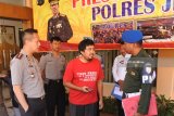 Kapolres Jember AKBP Kusworo Wibowo (kiri), Wartawan www.beritajatim.com Oryza A. Wirawan (tengah), saat pelimpahkan berkas kasus penganiayaannya kepada Sub Detasemen Polisi Militer (Subdenpom) Serma Solihin (kanan), di Mapolres Jember, Jawa Timur, Selasa (10/7). Polres Jember melimpahkan berkas kasus penganiayaan wartawan www.beritajatim.com Oryza A. Wirawan kepada Subdenpom V/3-2 Jember karena dari hasil pemeriksaan saksi-saksi dan video, tidak ditemukan pelaku yang berasal dari unsur sipil. Antara Jatim/Seno/mas/18.