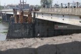 Pekerja mempersiapkan pengecoran di area proyek pembangunan jembatan Brawijaya, di Kota Kediri, Jawa Timur, Selasa (31/7). Jembatan Brawijaya yang mangkrak selama lima tahun karena terganjal kasus korupsi tersebut mulai dilanjut kembali pembangunannya dan ditargetkan selesai bulan Desember 2018 mendatang. Antara Jatim/Prasetia Fauzani/18