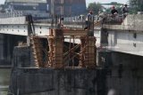 Pekerja mempersiapkan pengecoran di area proyek pembangunan jembatan Brawijaya, di Kota Kediri, Jawa Timur, Selasa (31/7). Jembatan Brawijaya yang mangkrak selama lima tahun karena terganjal kasus korupsi tersebut mulai dilanjut kembali pembangunannya dan ditargetkan selesai bulan Desember 2018 mendatang. Antara Jatim/Prasetia Fauzani/18