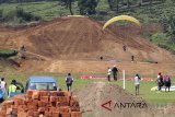 Suasana pembangunan lahan landasan sarana pendukung Venue Paralayang Asian Games 2018 di Bukit Paralayang, Puncak, Kabupaten Bogor, Jawa Barat, Selasa (3/7). Venue Paralayang Gunung Mas terus digeber jelang Asian Games dan Porda 2018, diantaranya pembangunan infrastruktur pendukung seperti perluasan landasan take off dan landing, jalan menuju venue, serta lahan parkir. ANTARA JABAR/Yulius Satria Wijaya/agr/18.