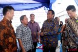     Dirjen ILMATE Kemenperin Harjanto (kedua kiri), Utusan Khusus Presiden untuk Jepang Rachmat Gobel (kedua kanan), Presiden Direktur PT Panasonic Gobel Energy Indonesia (PECGI) Kenichi Kudara (kanan), Komisaris Utama PECGI Abdullah Gobel (tengah) dan Direktur Bisnis Energi Panasonic Corporation Jepang Tadanobu Kazuo (kiri) berbincang bersama usai acara peletakan batu pertama pembangunan Pabrik Baterai Lithium Panasonic, di Cibitung, Jawa Barat, Jumat (20/7/2018). Panasonic melakukan ekspansi dengan membangun pabrik Baterai Lithium ke empat sebagai langkah strategis dalam mengantisipasi pesatnya pertumbuhan pasar global juga guna menghadapi Revolusi Industri 4.0. (ANTARA /Risky Andrianto)