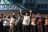 Menteri Agama Lukman Hakim Saifuddin (keempat kanan) bersama Wakil Ketua Komisi VIII DPR Hamka Haq (keempat kiri) melepas pemberangkatan jamaah calon haji kelompok terbang (kloter) pertama di Asrama Haji Embarkasi Surabaya (AHES), Surabaya, Jawa Timur, Selasa (17/7). Panitia Penyelenggara Ibadah Haji (PPIH) Embarkasi Surabaya memberangkatkan sebanyak 37.055 jamaah calon haji yang terdiri dari 35.270 JCH dari Provinsi Jawa Timur, 700 JCH dari Bali, 670 JCH dari NTT serta 415 petugas pendamping. Antara Jatim/Moch Asim/18