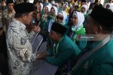 Menteri Agama Lukman Hakim Saifuddin (kiri) berbincang dengan jamaah calon haji disela acara pemberangkatan jamaah calon haji kelompok terbang (kloter) pertama di Asrama Haji Embarkasi Surabaya (AHES), Surabaya, Jawa Timur, Selasa (17/7). Panitia Penyelenggara Ibadah Haji (PPIH) Embarkasi Surabaya memberangkatkan sebanyak 37.055 jamaah calon haji yang terdiri dari 35.270 JCH dari Provinsi Jawa Timur, 700 JCH dari Bali, 670 JCH dari NTT serta 415 petugas pendamping. Antara Jatim/Moch Asim/18