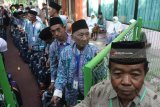 Jamaah calon haji kelompok terbang (kloter) kedua mengentre untuk menjalani pemeriksaan barang bawaan sebelum diberangkatkan ke Bandara Juanda di Asrama Haji Embarkasi Surabaya (AHES), Surabaya, Jawa Timur, Selasa (17/7). Panitia Penyelenggara Ibadah Haji (PPIH) Embarkasi Surabaya memberangkatkan sebanyak 37.055 jamaah calon haji yang terdiri dari 35.270 JCH dari Provinsi Jawa Timur, 700 JCH dari Bali, 670 JCH dari NTT serta 415 petugas pendamping. Antara Jatim/Moch Asim/18