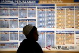 Penumpang melihat jadwal perjalanan kereta api di Stasiun Kiaracondong, Bandung, Jawa Barat, Minggu (1/7). PT. Kereta Api Indonesia memberlakukan penyesuaian tarif parsial untuk kereta bersubsidi berdasarkan jarak tempuh salah satunya KA Pasundan relasi Kiaracondong-Surabaya Gubeng untuk Daop 2 mulai 1 Juli 2018. ANTARA JABAR/Novrian Arbi/agr/18