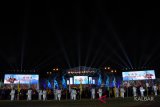 Ribuan peserta kelompok paduan suara mengikuti pembukaan Pesparawi (Pesta Paduan Suara Gerejawi) Nasional XII tahun 2018 di Stadion Sultan Syarif Abdurrahman Pontianak, Senin (30/7) malam. Pesparawi nasional yang diikuti 8000 peserta paduan suara dari 34 provinsi se-Indonesia tersebut, berlangsung dari 29 Juli hingga 3 Agustus 2018. ANTARA FOTO/Jessica Helena Wuysang/18