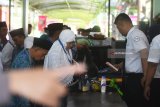 Petugas memeriksa koper calon haji saat pemeriksaan barang bawaan jamaah calon haji di Asrama Haji Sukolilo, Surabaya, Jawa TImur, Rabu (18/7). Dari pemeriksaan bawaan calon haji tersebut sejumlah barang-barang disita seperti batu kerikil, gunting, madu dan beberapa benda tajam dan kosmetik lainnya. Antara Jatim/Zabur Karuru/18