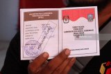 Warga menunjukkan lembar surat suara saat pemilihan suara ulang (PSU) Pilgub Jatim di TPS 08 Kepanjenlor, Kota Blita, Jawa Timur, Minggu (1/7). Akibat adanya dugaan kelalian Kelompok Penyelenggara Pemungutan Suara (KPPS) dalam pelaksanaan pilkada serentak pada Rabu (27/6) lalu, KPU Jatim melaksanakan PSU di empat TPS masing-masing di empat daerah, yakni di Kota Surabay, Kota Blitar, Kabupaten Kediri, dan Kabupaten Jombang.Antara Jatim/Irfan Anshori/zk/18