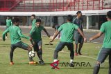 Pesepak bola Timnas U23 Stefano Lilipaly berlatih memainkan bola bersama rekannya saat kegiatan pemusatan latihan (TC) perdananya di Stadion Dipta, Gianyar, Bali, Selasa (24/7). Sebanyak 24 pesepak bola Timnas U23 memusatkan latihan mereka di Bali hingga 12 Agustus 2018 sebagai persiapan laga di Asian Games 2018. Antaranews Bali/Nyoman Budhiana/2018.