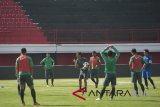 Pelatih Timnas Luis Milla memberi arahan kepada pesepak bola Timnas U23 saat kegiatan pemusatan latihan (TC) perdananya di Stadion Dipta, Gianyar, Bali, Selasa (24/7). Sebanyak 24 pesepak bola Timnas U23 memusatkan latihan mereka di Bali hingga 12 Agustus 2018 sebagai persiapan laga di Asian Games 2018. Antaranews Bali/Nyoman Budhiana/2018.