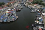 Foto udara kapal nelayan bersandar di pelabuhan Karangsong, Indramayu, Jawa Barat, Sabtu (21/7). Kementerian Kelautan dan Perikanan (KKP) akan menata ulang pelabuhan - pelabuhan perikanan yang tersebar di seluruh wilayah Indonesia. ANTARA JABAR/Dedhez Anggara/agr/18.