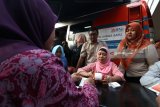 Warga mengambil sembako dari Program Keluarga Harapan (PKH) di Kediri, Jawa Timur, Rabu (18/7). Kementerian Sosial berencana meningkatkan jumlah penerima bantuan PKH pada tahun 2019, dari 10 juta menjadi 15 juta keluarga penerima manfaat. Antara Jatim/Prasetia Fauzani/zk/18
