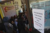 Antrian orang tua peserta didik saat daftar ulang Penerimaan Peserta Didik Baru (PPDB) di SMPN 1 Cimenyan, Kabupaten Bandung, Jawa Barat, Selasa (10/7). Sebanyak 70 persen murid baru diterima melalui sistem zonasi atau area domisili terdekat dengan sekolah sedangkan sisanya melalui nilai murni atau jalur SKTM. ANTARA JABAR/Heru Salim/agr/18.
