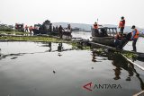 Pekerja memotong besi keramba jaring apung saat penertiban di waduk Cirata, Kabupaten Bandung Barat, Jawa Barat, Kamis (19/7). Sebanyak 474 petak keramba jaring apung akan ditertibkan secara berkala hingga Desember 2018. ANTARA JABAR/M Agung Rajasa/agr/18.
