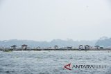 Suasana keramba jaring apung saat penertiban di waduk Cirata, Kabupaten Bandung Barat, Jawa Barat, Kamis (19/7). Sebanyak 474 petak keramba jaring apung akan ditertibkan secara berkala hingga Desember 2018. ANTARA JABAR/M Agung Rajasa/agr/18.