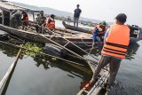 Pekerja memotong besi keramba jaring apung saat penertiban di waduk Cirata, Kabupaten Bandung Barat, Jawa Barat, Kamis (19/7). Sebanyak 474 petak keramba jaring apung akan ditertibkan secara berkala hingga Desember 2018. ANTARA JABAR/M Agung Rajasa/agr/18.
